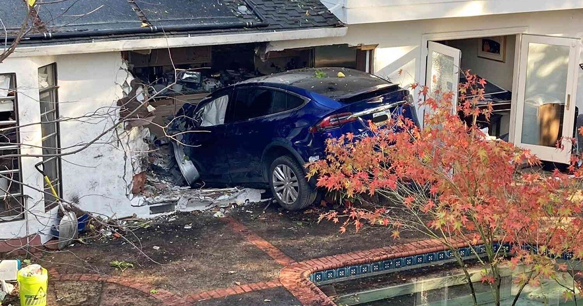 Неуправляемая Tesla пролетела над бассейном и врезалась в дом
