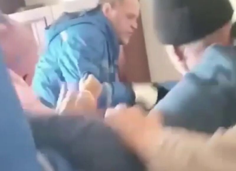 Медики скорой помощи подрались с пациентом и его родственниками в Челябинске