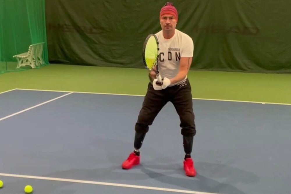 Роман Костомаров показал, как играет в&nbsp;теннис с&nbsp;протезом руки