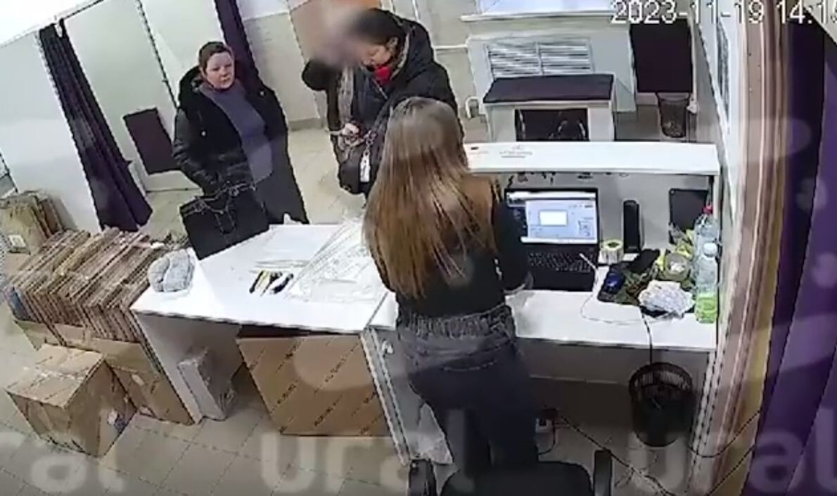 Женщина захватила пункт выдачи Wildberries, чтобы вернуть 75 000 рублей за купленные её дочерью товары