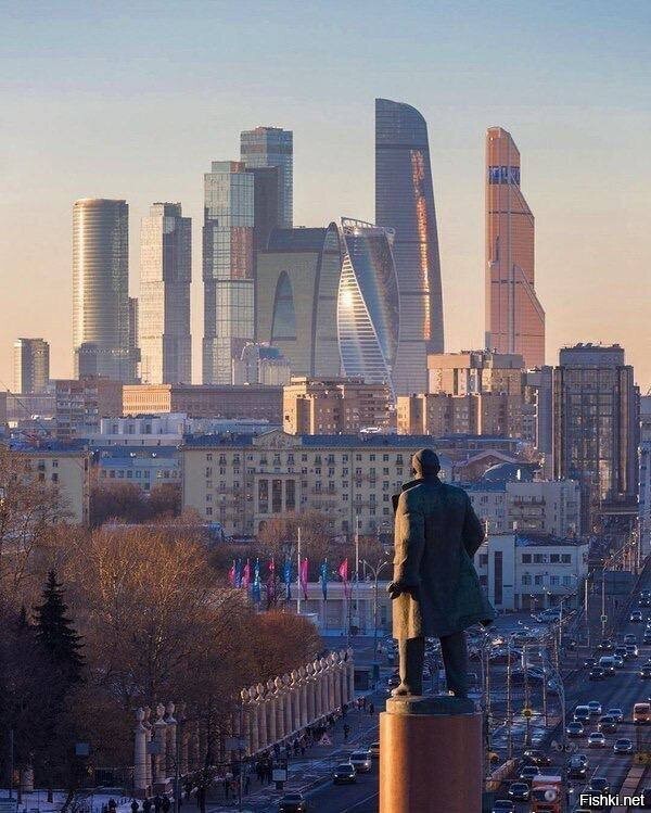 Ленин смотрит на буржуазию ,Москва 2020г