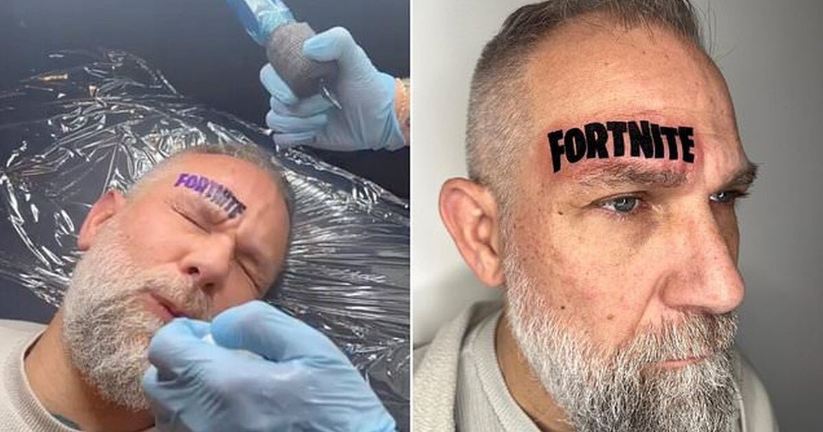 Мужчина получил надпись на лбу, проиграв пари сыну-татуировщику