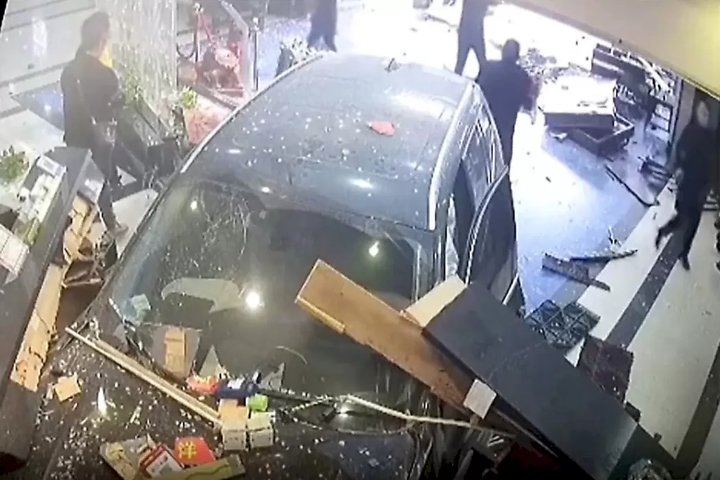 В Китае автомобиль врезался в ресторан