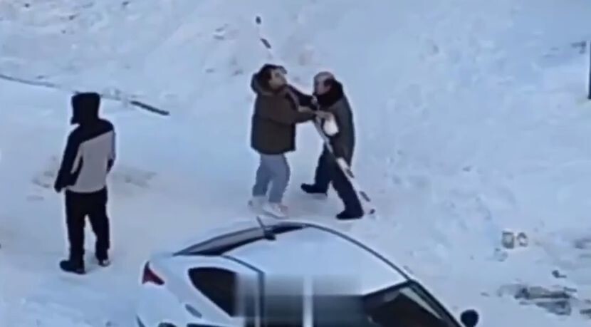 Держите меня семеро: в Свердловской области мужчина накинулся на таксиста со шлагбаумом и ножом