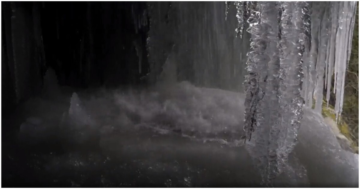 Водопад создает почти идеальные ледяные шары&nbsp;