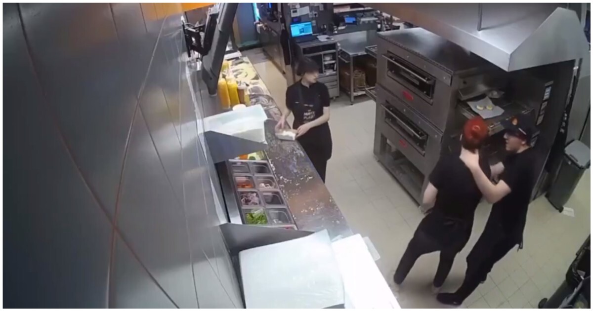 В Ленинградской области сотрудник пиццерии с кулаками набросился на свою коллегу