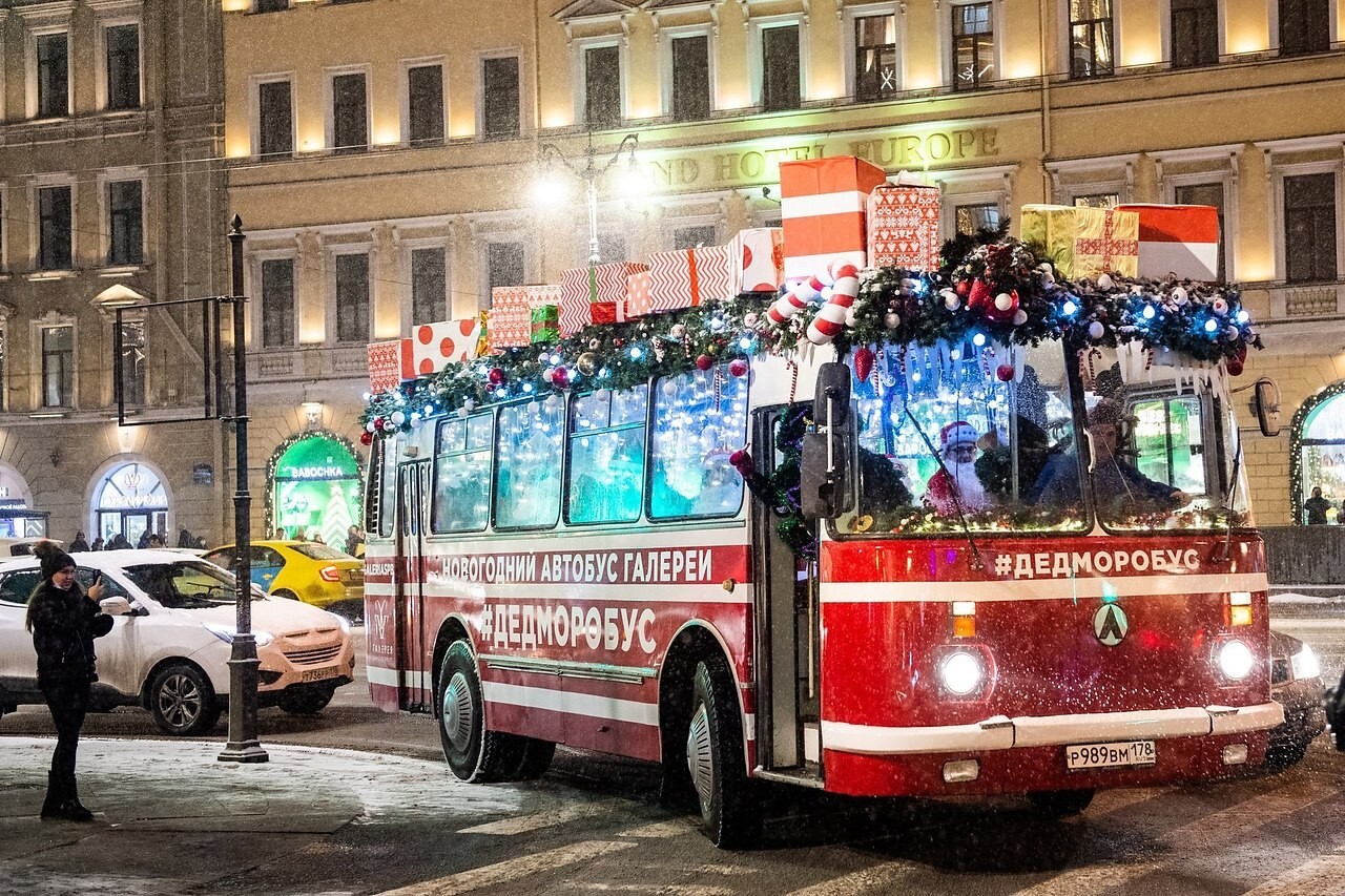 Новогодний десант из детства: скоро на улицах Петербурга появится «ДедМоробус»