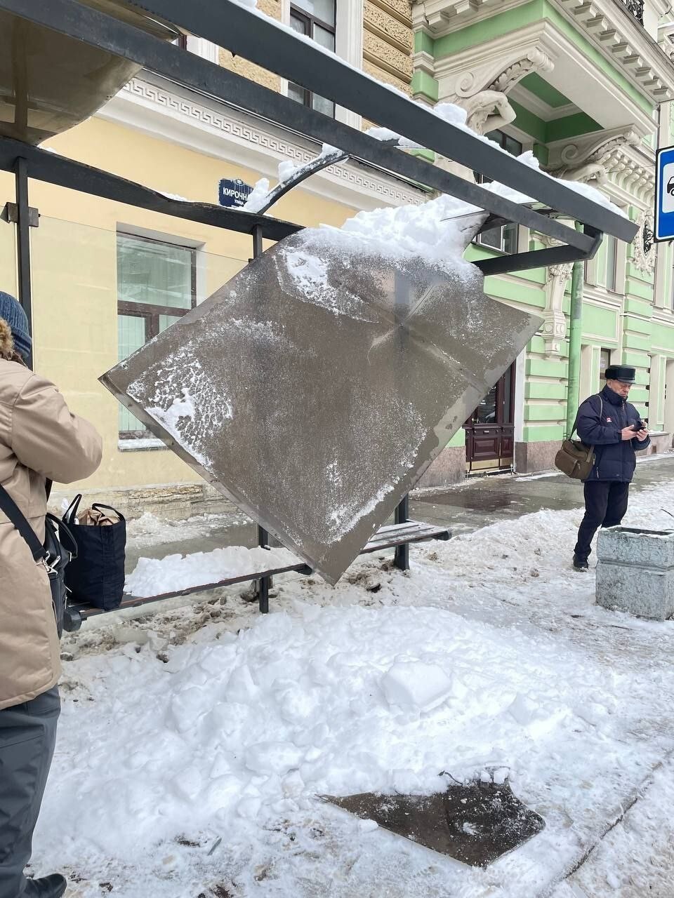 Ноу-хау снежной опасности: в Петербурге снег достанет и на остановке