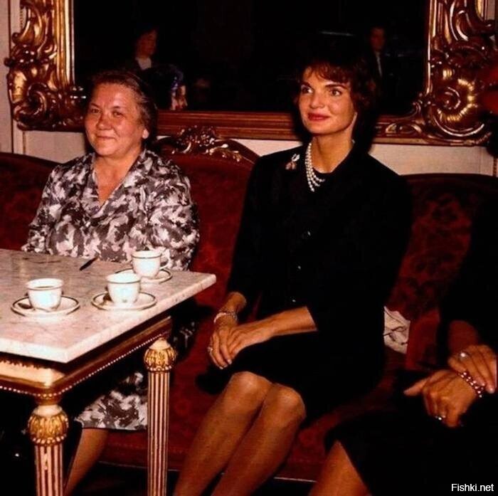 На этом фото первые леди СССР и США - Нина Хрущева и Жаклин Кеннеди