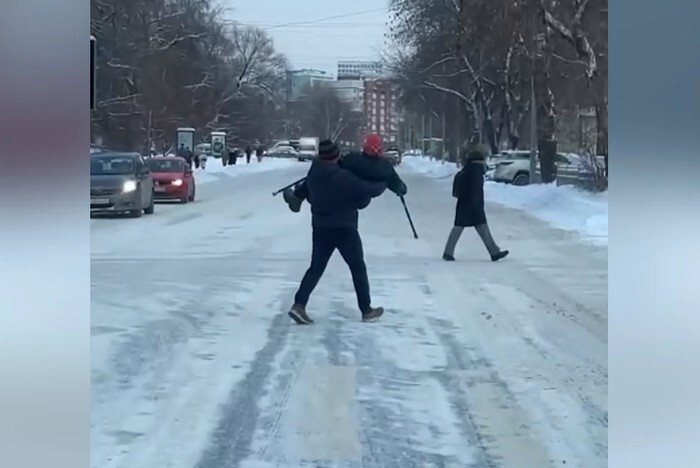 В&nbsp;Екатеринбурге мужчина перенес пожилую женщину на&nbsp;руках через дорогу