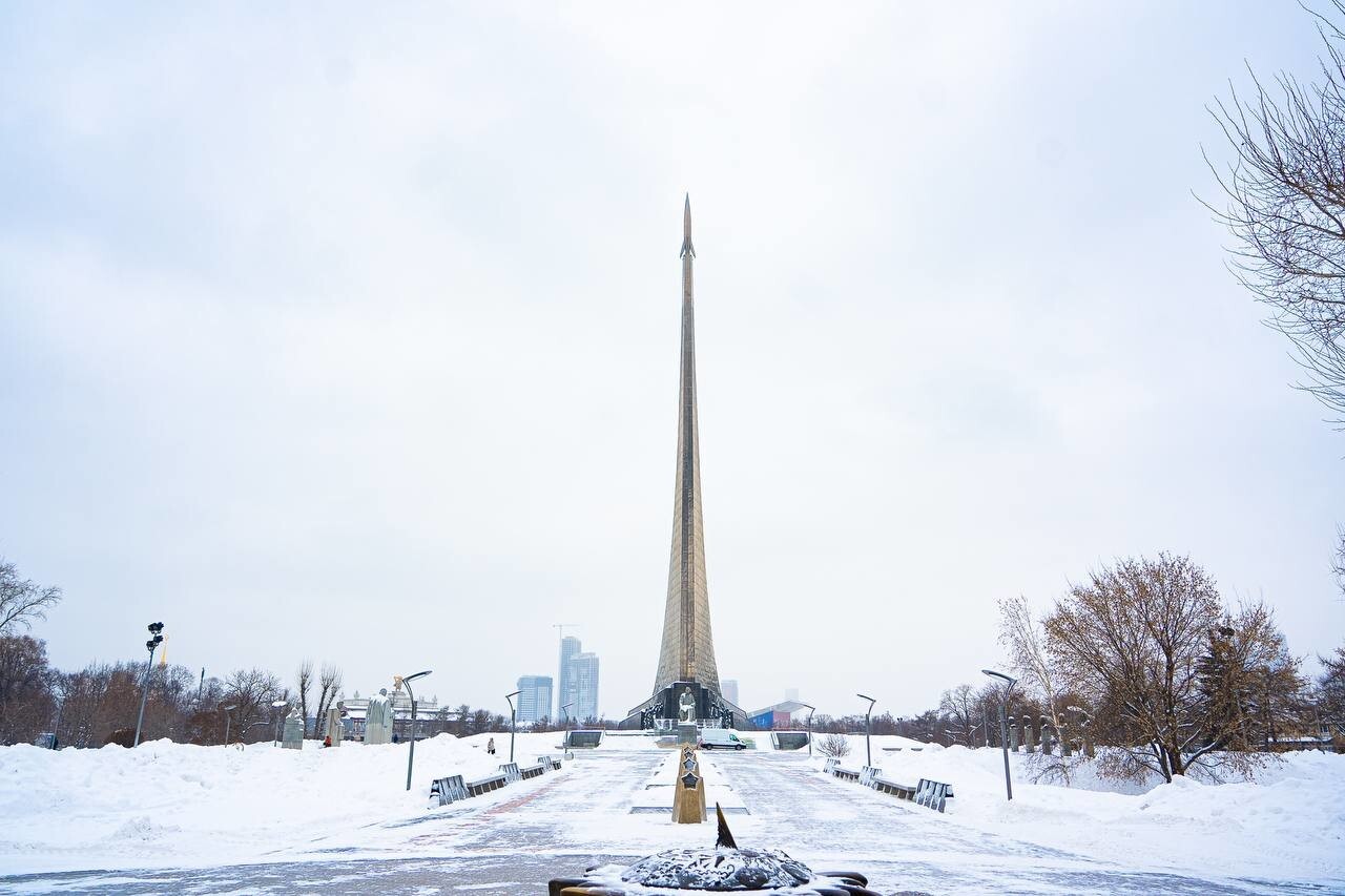 На ВДНХ завершилась реставрация легендарного монумента "Покорителям космоса"