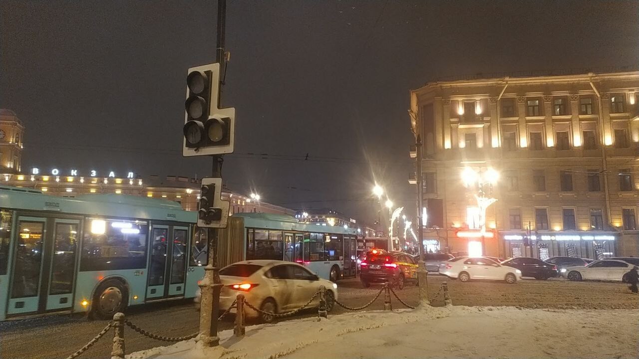 Кто виноват в снежном параличе Петербурга: частники, рынок, Смольный?