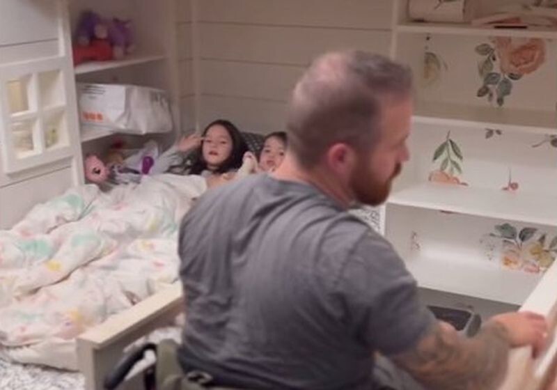 Отец с парализованными ногами построил настоящий домик для дочек