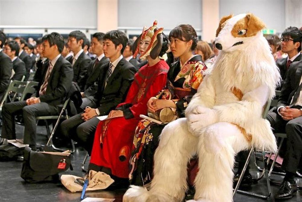 Студенты японского университета приходят на выпускной в необычных костюмах