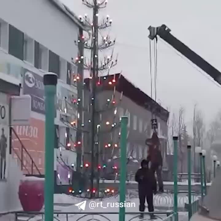 Новогодний лайфхак из якутского города Покровска: коммунальщика подвесили на ...
