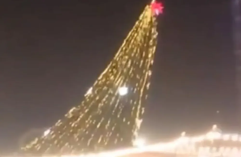 В&nbsp;Азербайджане из-за сильного ветра упала огромная новогодняя елка