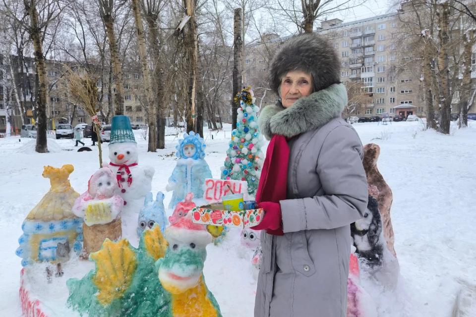 В Новосибирске 82-летняя пенсионерка слепила 20 новогодних скульптур из снега