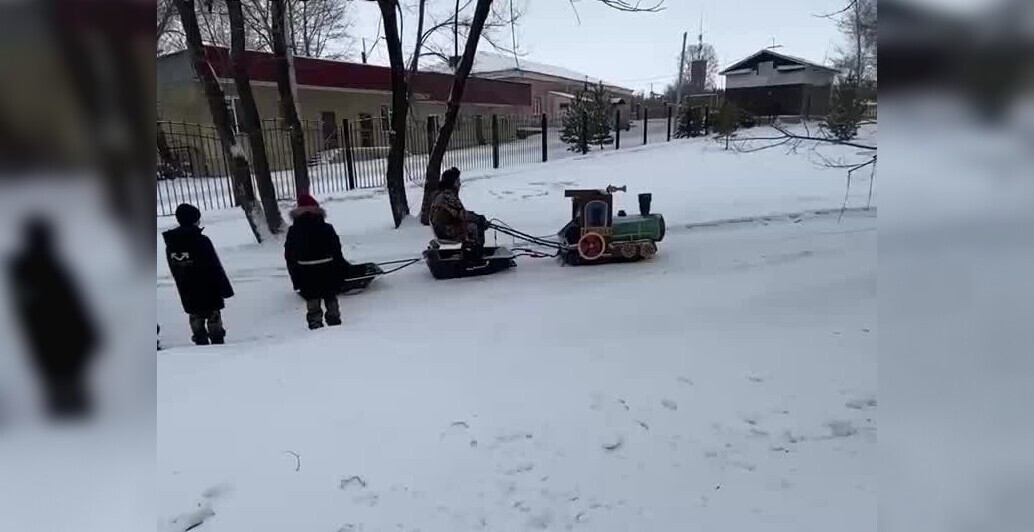 Новогодне-милое из кузбасского посёлка: местный житель катает детвору на мотороллере-паровозе