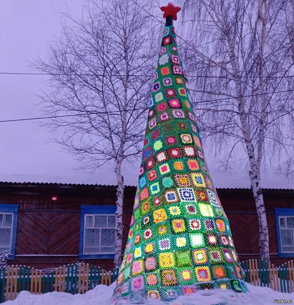 

Вязаную ёлку в преддверии Нового года установили в селе Моторском Красноярс...