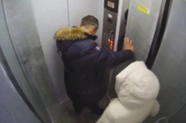В Казани мужчина устроил файтинг с лифтом