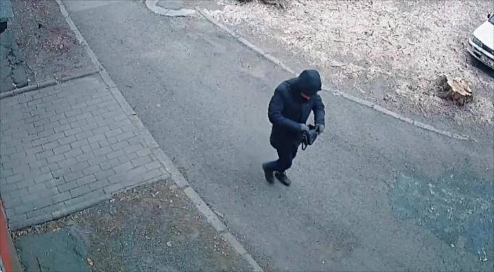 Во Владивостоке мужчина вырвал у пенсионерки из рук сумку и убежал