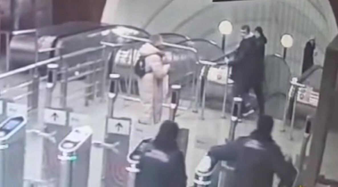 В Москве задержали очередного безбилетника, разбившего створку турникета в метро