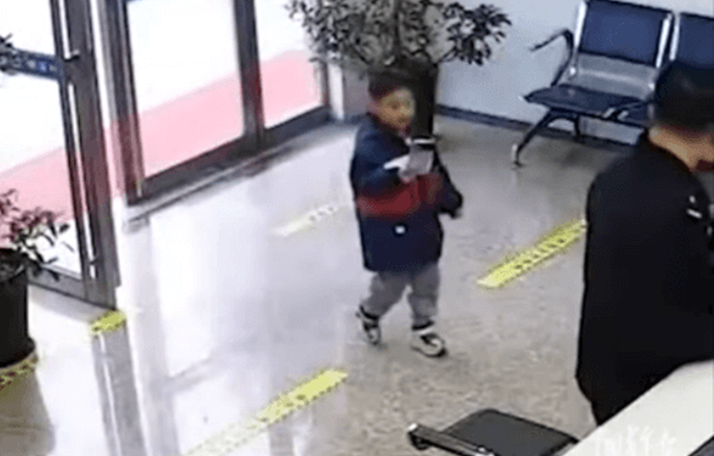 Мальчик нашёл мобильный телефон и принёс его в полицейский участок