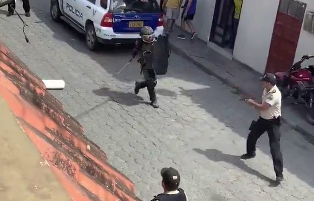 Эквадорский самурай вышел с мечом и щитом против полиции