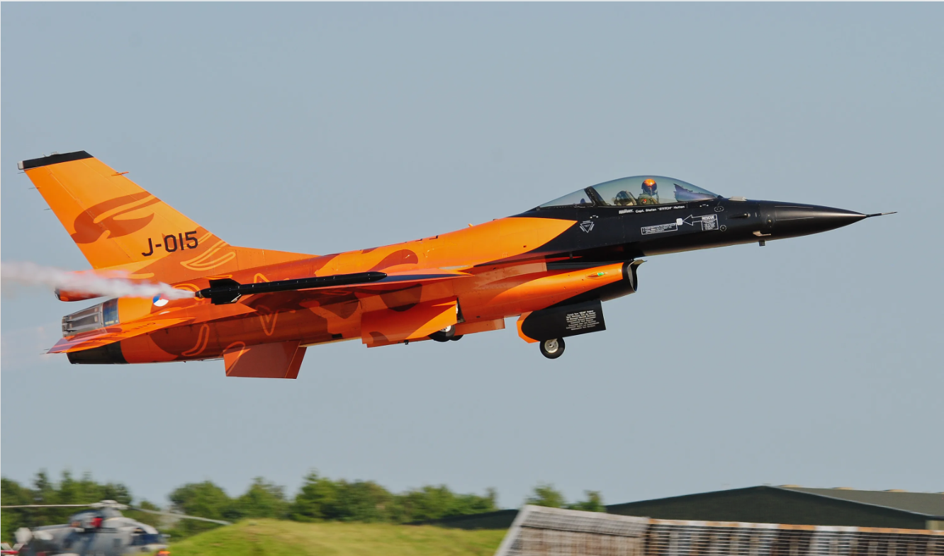 Обогнать Вилдерса: голландское правительство торопится с F-16 для Украины