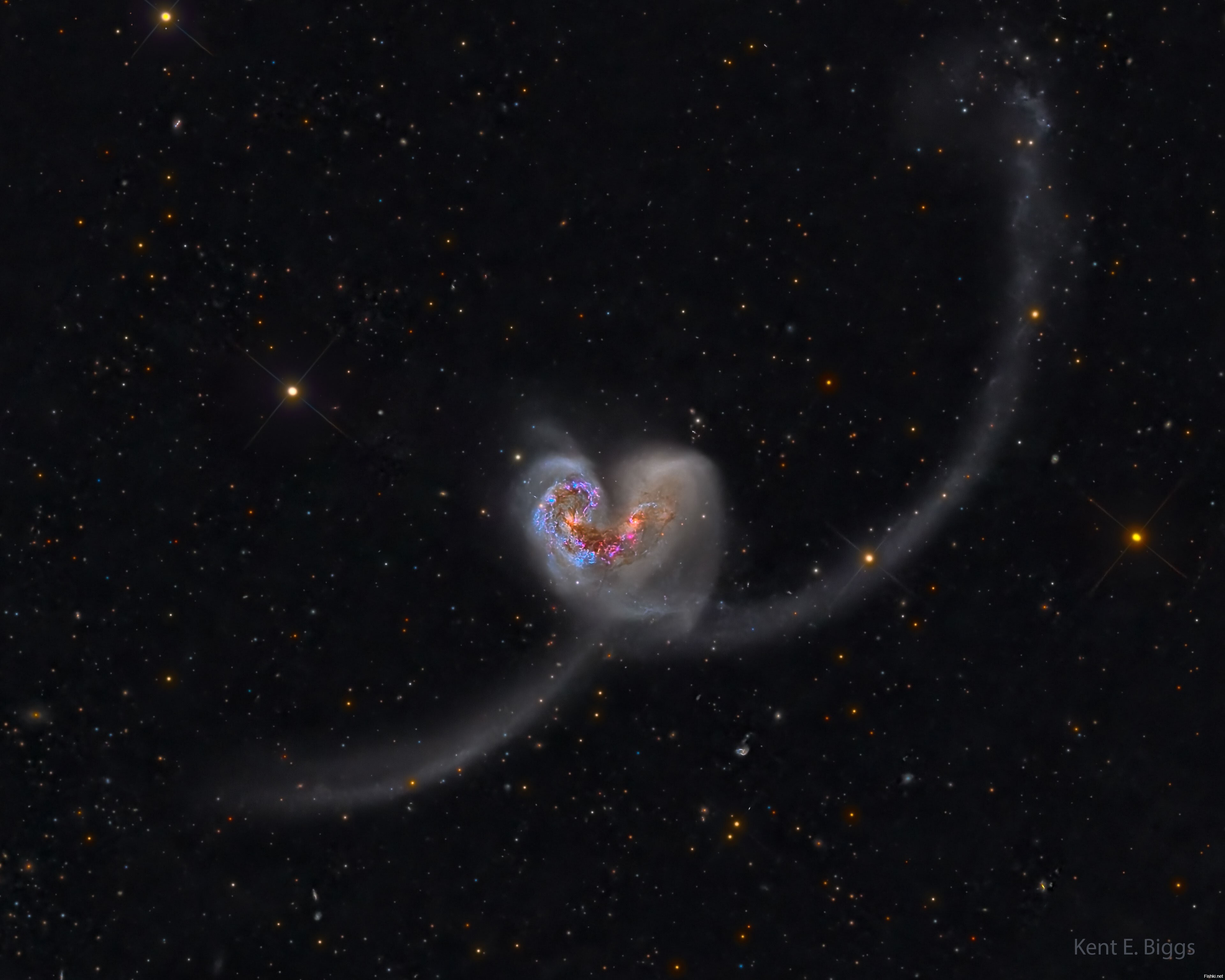 Действительно ли эти галактики притягиваются друг к другу