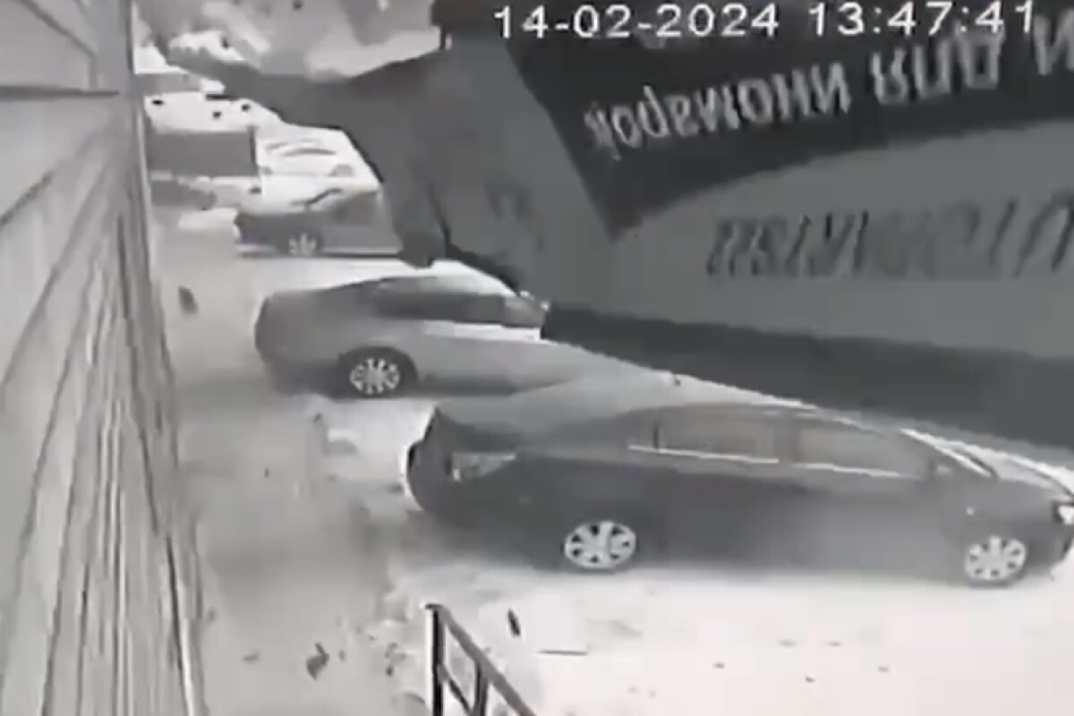 В Барнауле кусок крыши упал на автомобиль с человеком внутри
