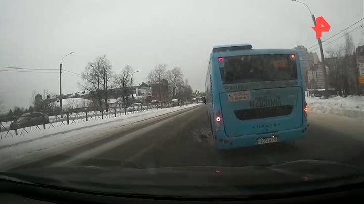 В&nbsp;Петербурге у&nbsp;автобуса на&nbsp;ходу отвалилось колесо и&nbsp;ударило девушку на&nbsp;остановке