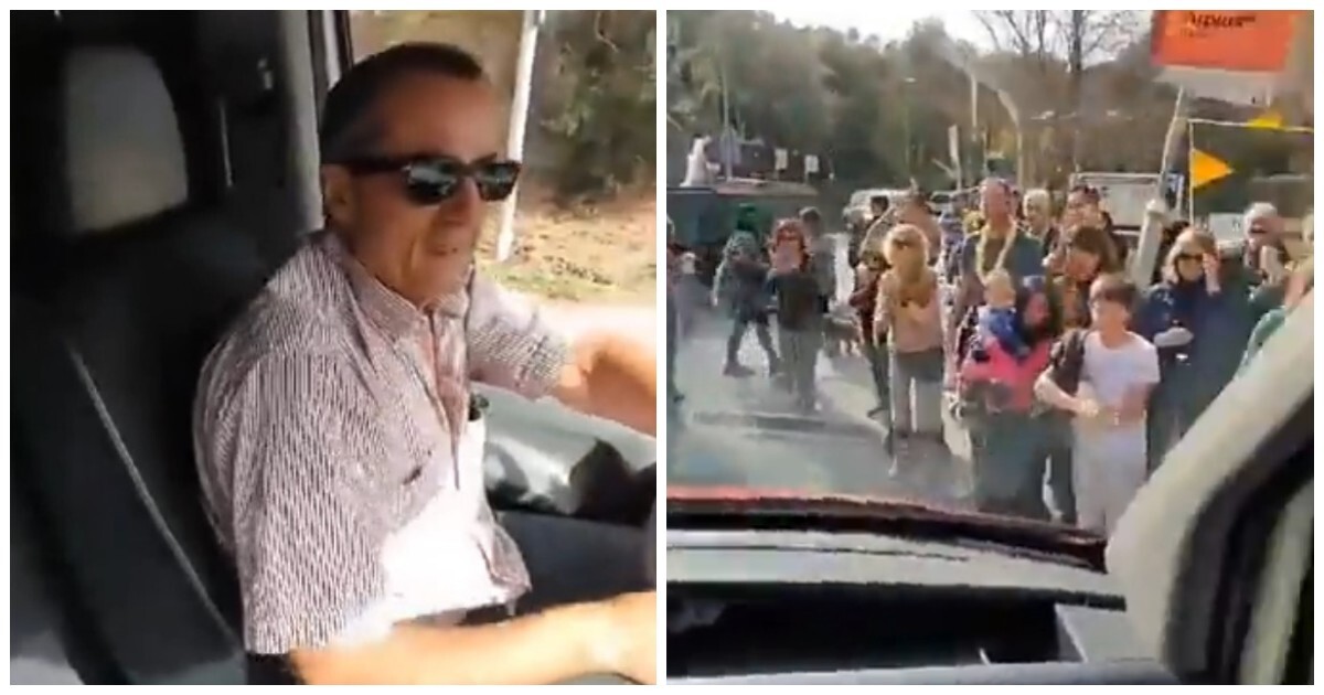 Жители небольшого городка попрощались с водителем автобуса, уходящим на пенсию