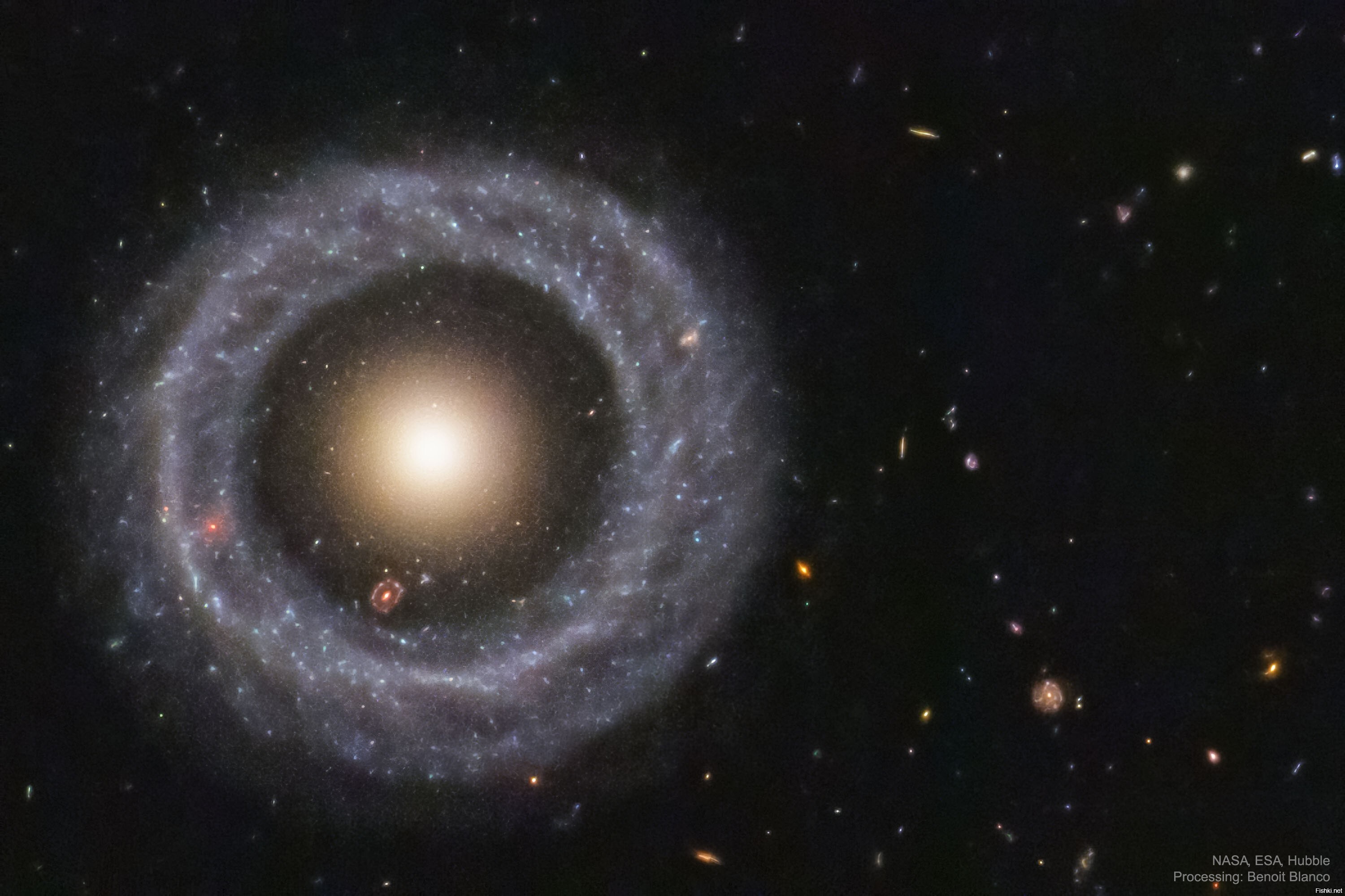 Сколько галактик на этом изображении – одна или две