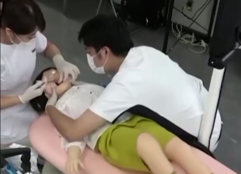 Китайские стоматологи показали манекены, на которых они тренируются лечить зубы