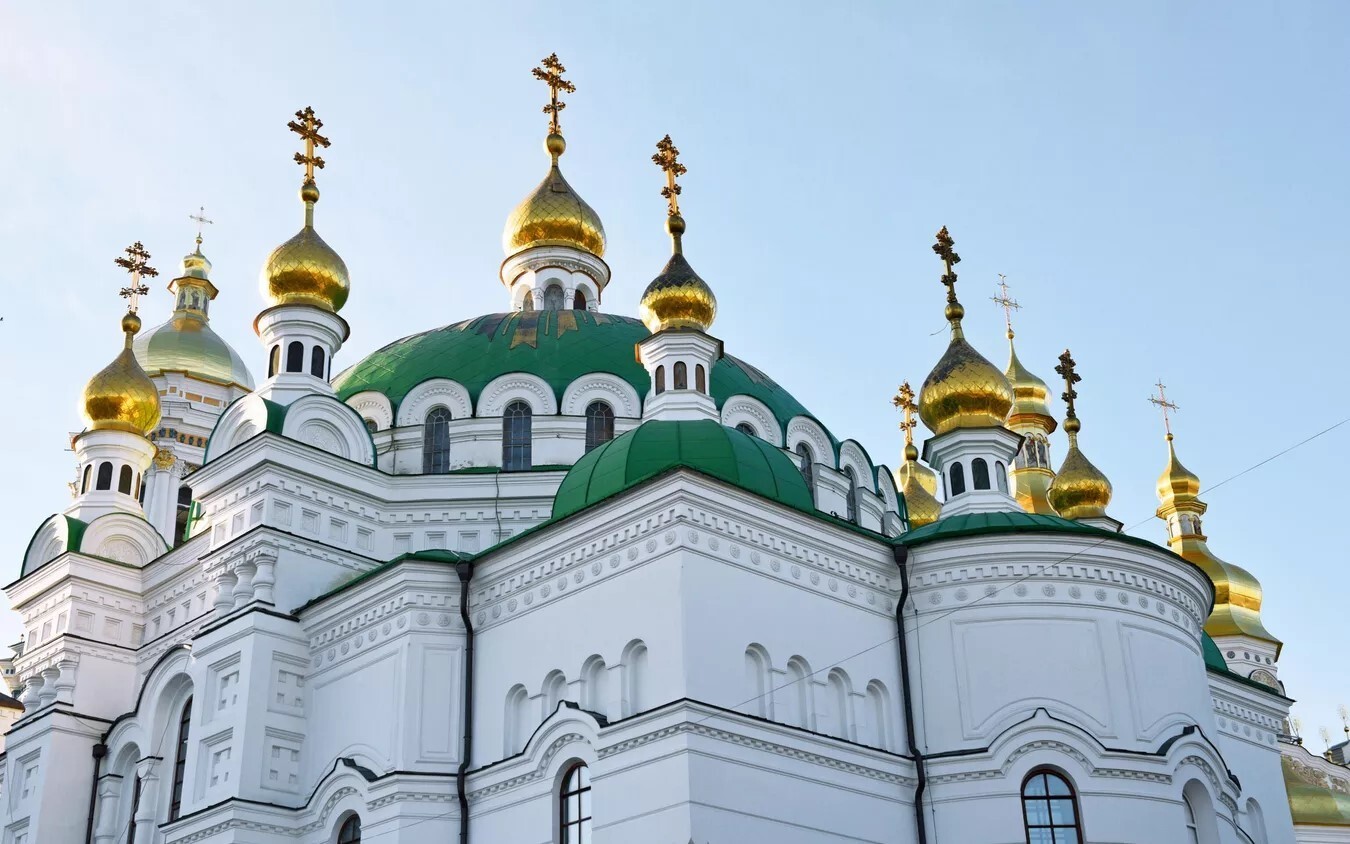 Украина создает комиссию по изъятию святых реликвий из Киево-Печерской лавры: религиозные споры и политические напряжения