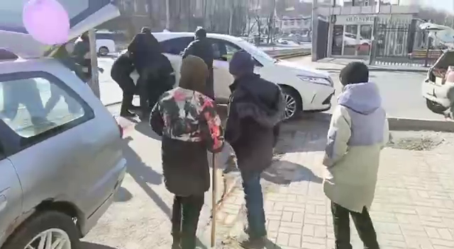 Во Владивостоке продавцы тюльпанов устроили бойню за место
