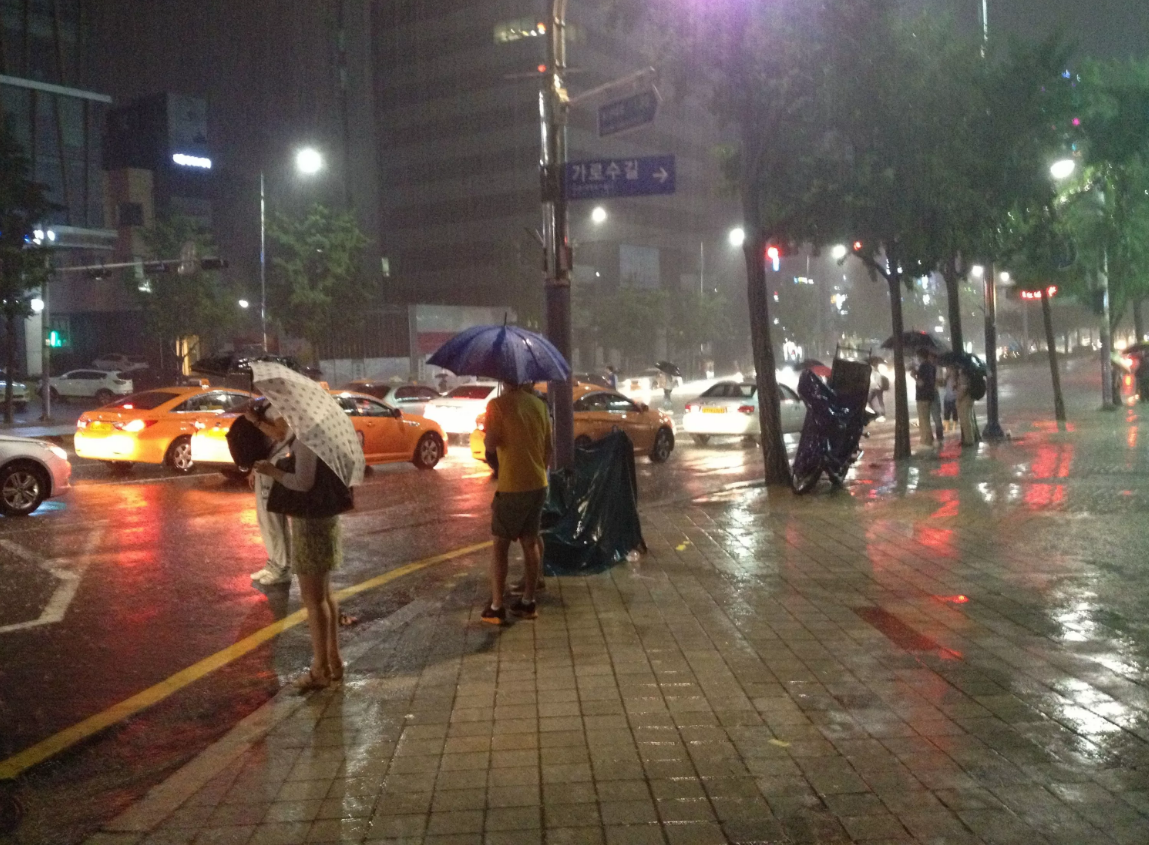 Почему в Сеуле страшно уснуть пьяным во время дождя