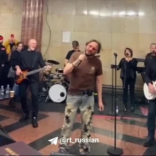 В честь 8 Марта Стас Михайлов выступает на станции метро «Курская» в Москве