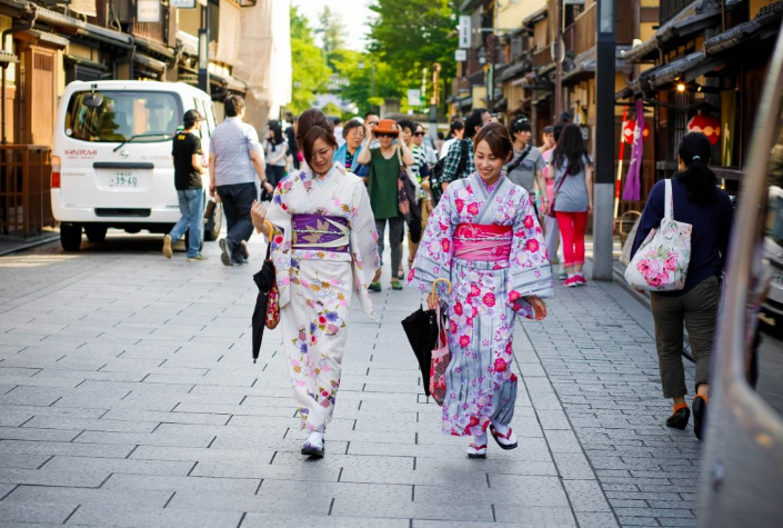 В Японии туристам запретили фотографировать гейш