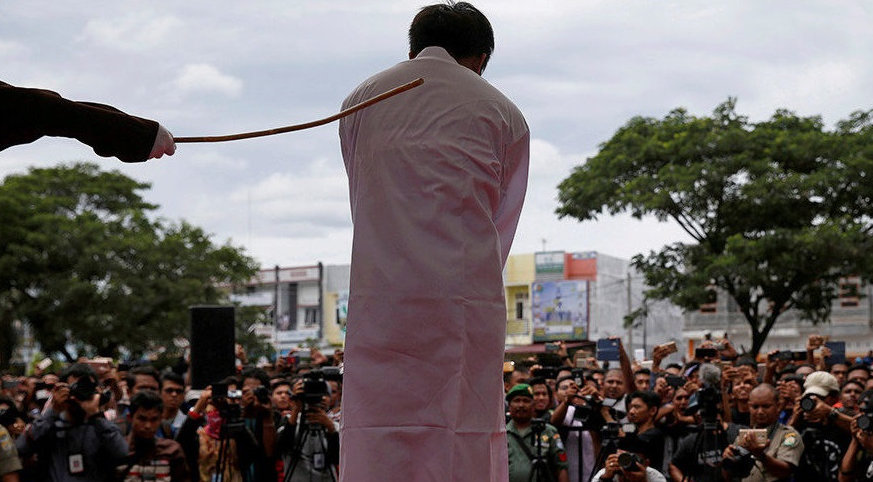 В Индонезии борца за супружескую верность выпороли за измену