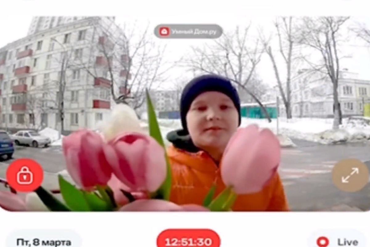 Школьник из Екатеринбурга поздравил девочку с 8 марта, прочитав ей стихи в домофон