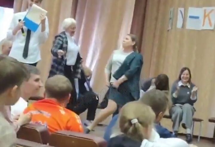 Учительницу осудили за эротичный танец перед учениками
