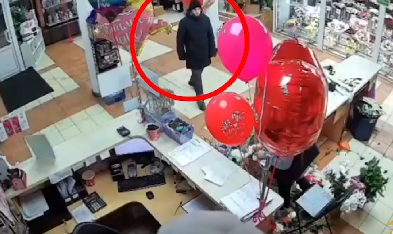 Клиент украл телефон у продавщицы цветов в Новосибирске