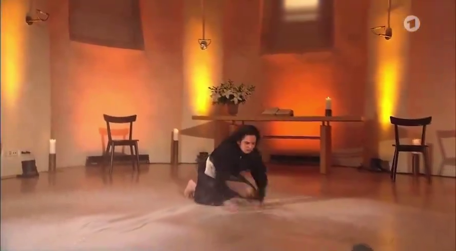 Странное выступление танцовщицы в церкви, которое показали на ведущем канале Германии