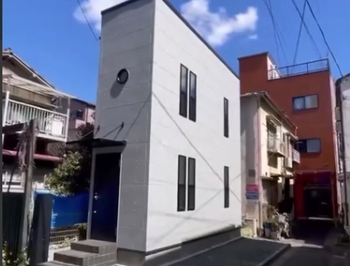 Двухэтажный дом для одного худого человека