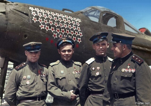 Летчики-асы 9-ой гвардейской авиационной дивизии у истребителя Белл P-39 «Аэр...