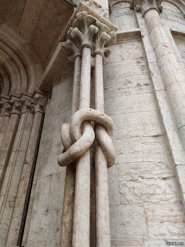 Четыре сплетённые мраморные колонны, расположенные в соборе Тренто в Италии, ...