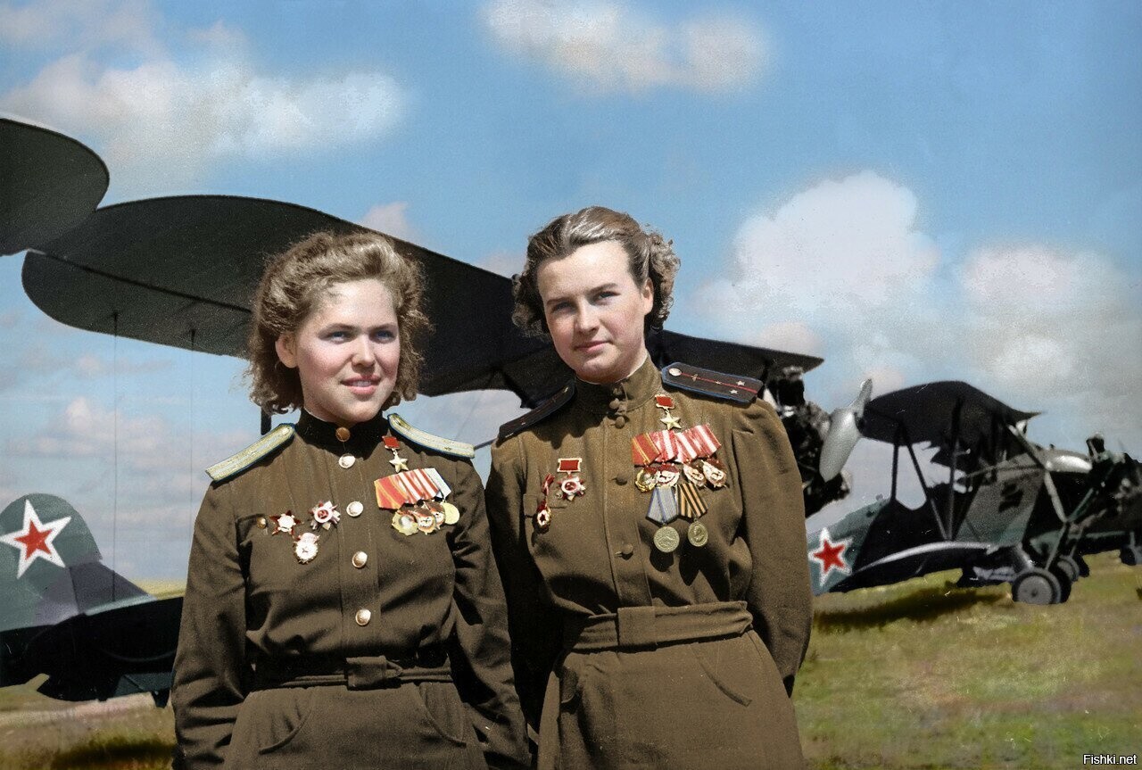 Советские летчицы из женского 46-го гвардейского ночного бомбардировочного ав...