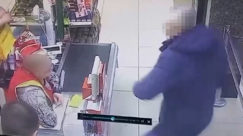 Мужчина ударил кассиршу магазина кулаком в&nbsp;лицо